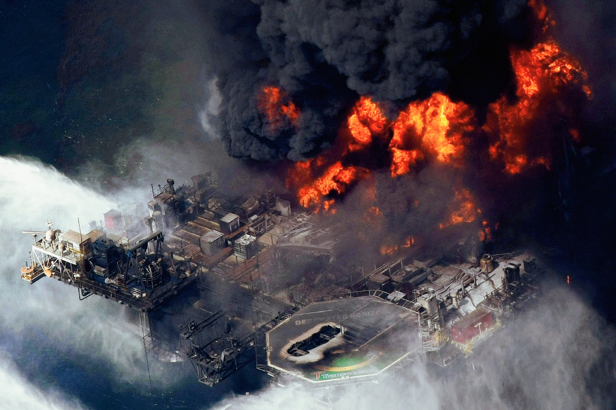 Imagen de archivo de la plataforma petrolera en el Golfo de México, cuando fue consumida por las llamas en abril del 2010. (Foto Prensa Libre: AP).