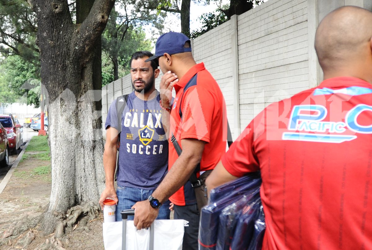 Carlos Ruiz a su llegada al estadio El Trébol (Foto Prensa Libre: Francisco Sánchez)