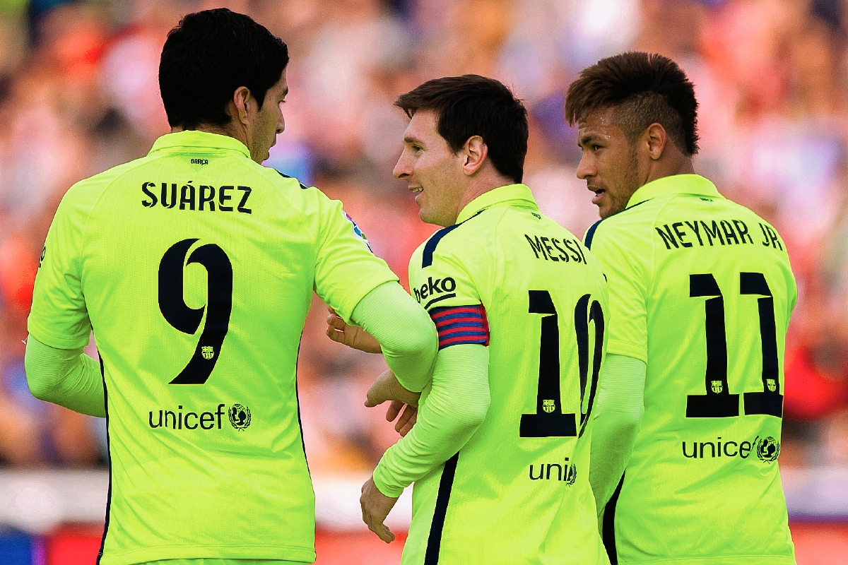 Luis Suárez, Lionel Messi y Neymar luego del tercer gol del barcelona anotado por el argentino. (Foto Prensa Libre: AP)