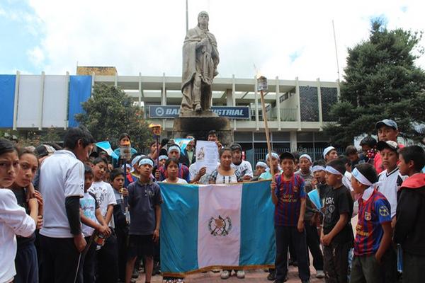 La estatua de Atanasio Tzul es uno de los puntos adonde llegan caravanas de estudiantes y ciudadanos a encender antorchar durante el mes patrio. (Foto Prensa Libre: Atanasio Tzul)<br _mce_bogus="1"/>