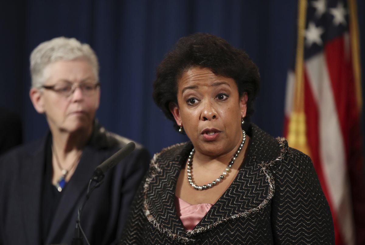 La fiscal general, Loretta Lynch, y la jefa de la Agencia de Protección Ambiental, Gina McCarthy. (Foto Prensa Libre: AP)