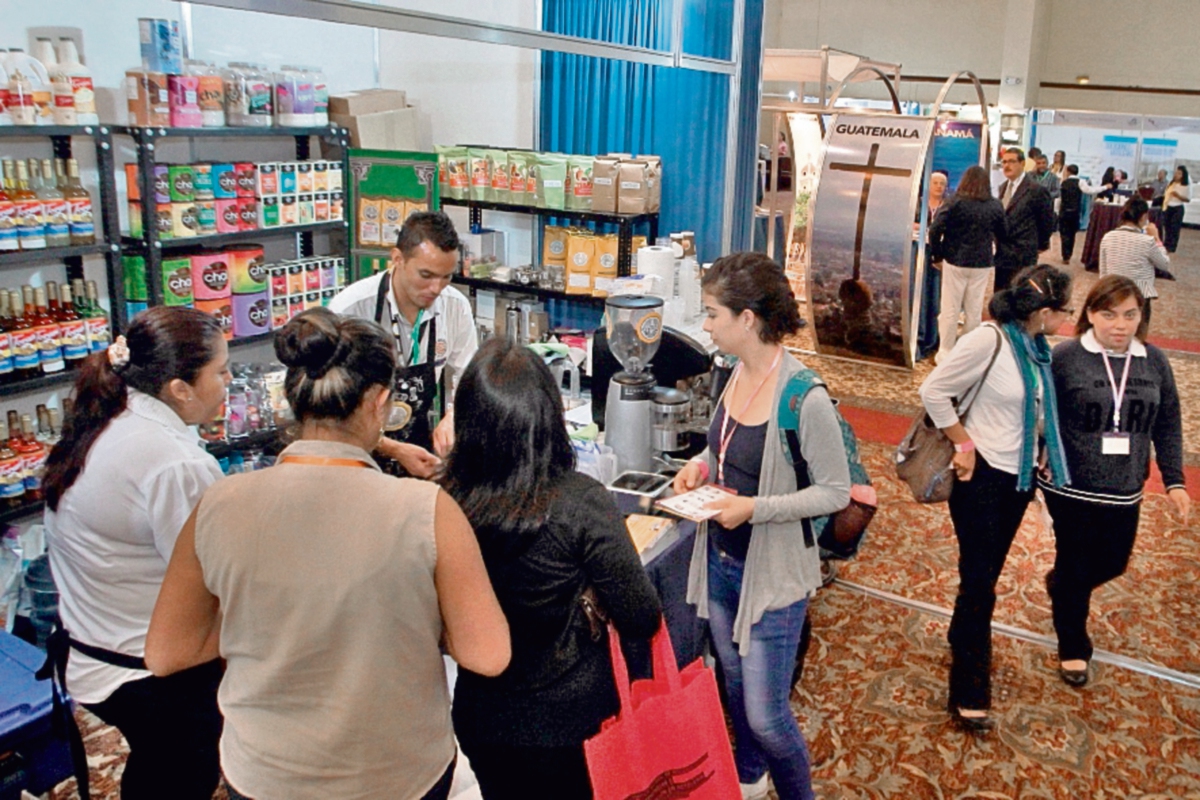 En la feria de proveedores, que se celebra entre ayer y hoy, participan 50 empresas. (Foto Prensa Libre: Álvaro Interiano)