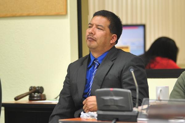 El abogado Pedro Antonio Pérez escucha le decisión del juzgado de Quetzaltenango. (Foto Prensa Libre: Alejandra Martínez)