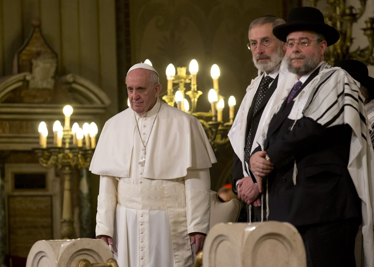 El papa Francisco y el rabino Riccardo Di Segni, escuchan un coro después de la visita que ambos hicieron a la sinagoga de Roma. (Foto Prensa Libre: AP).