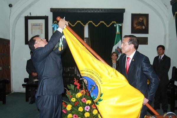 Édgar Ruiz, alcalde en funciones de Antigua Guatemala, coloca la condecoración al pabellón de la Facultad de Ciencias Médicas de la Usac. (Foto Prensa Libre: Miguel López)