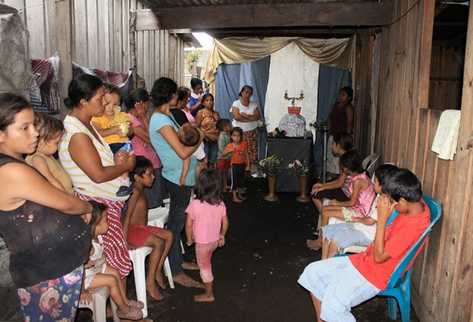 Familiares y amigos en el velatorio de Karen Andrea Cruz Ajanel, de un 1 año y seis meses. (Foto Prensa Libre: Enrique Paredes)