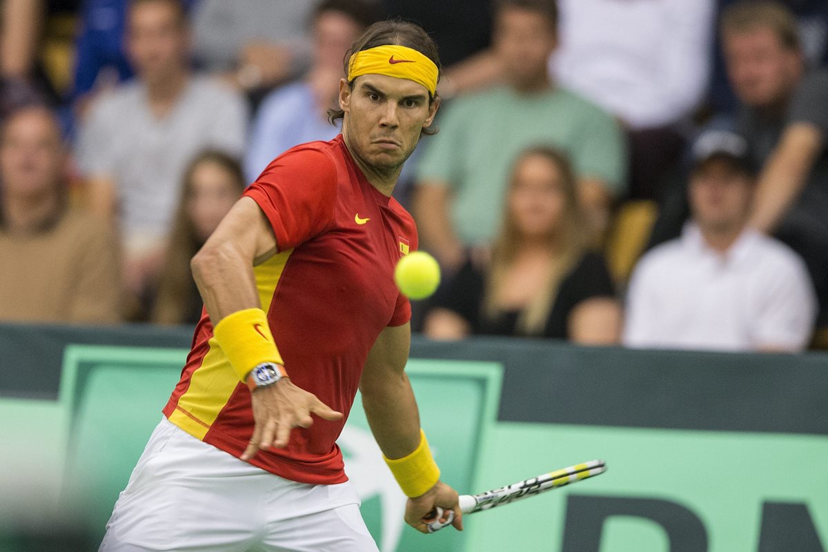 El tenista español Rafael Nadal devuelve la pelota al junto al danés Mikael Torpegaard. (Foto Prensa Libre: EFE)