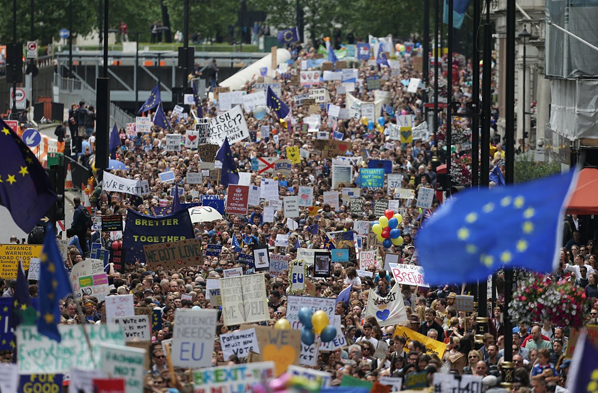 Miles de manifestantes contra el "brexit" marchan en las calles de Londres pidiendo un segundo referendo. (Foto Prensa Libre: AP).