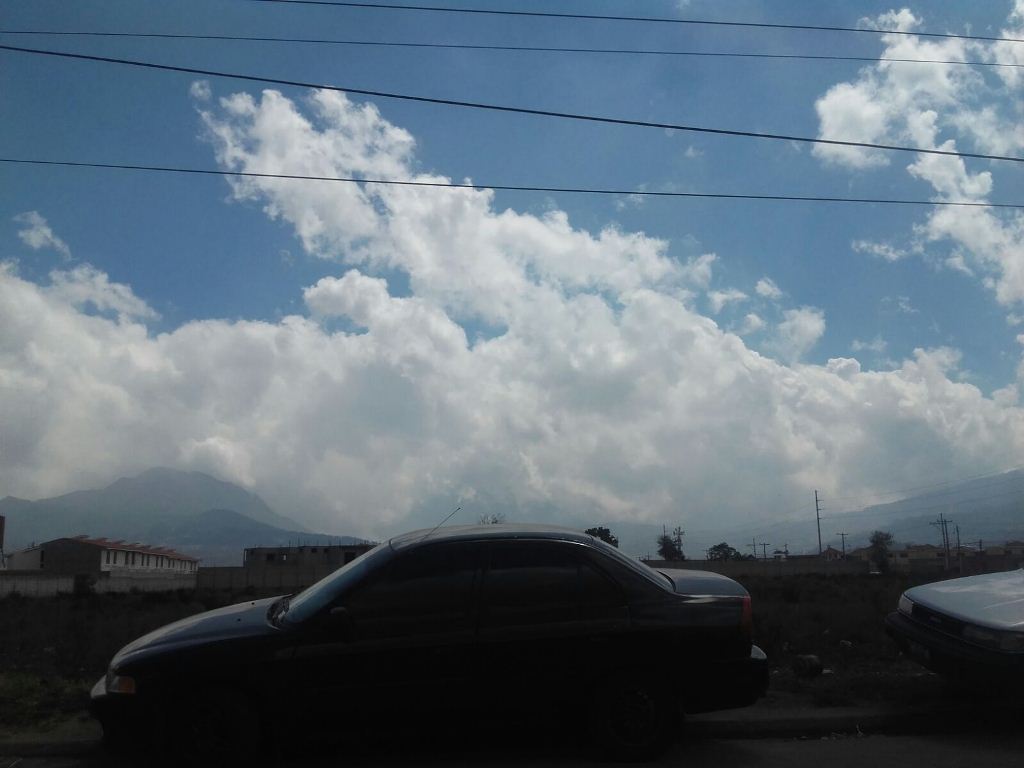 Nubosidad impide vista del volcán Santiaguito, en Quetzaltenango. (Foto Prensa Libre: Carlos Ventura).