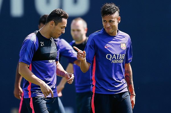 Neymar busca hacer goles y colaborar con su equipo en busca del título. (Foto Prensa Libre: AP)