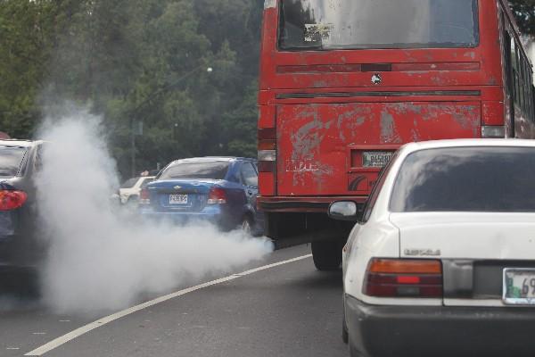 la mayor contaminación  en la capital proviene del humo que expulsan los buses de transporte urbano de pasajeros.