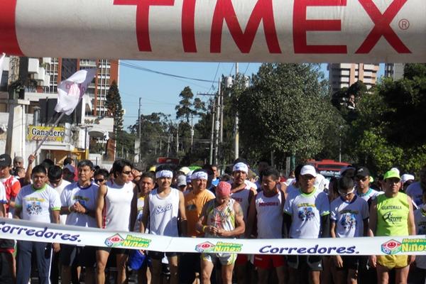 Unas 300 corredores participaron en la carrera a favor de los niños huerfanos (Foto Prensa Libre: Wendy Díaz)<br _mce_bogus="1"/>