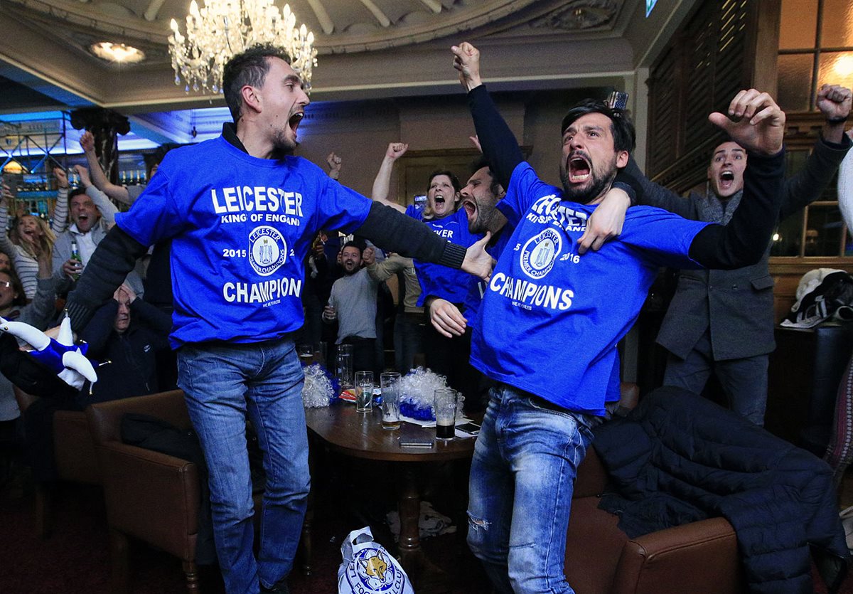 Los seguidores del Leicester podrán disfrutar de pizza y cerveza en el partido de su equipo el fin de semana. (Foto Prensa Libre: AP)