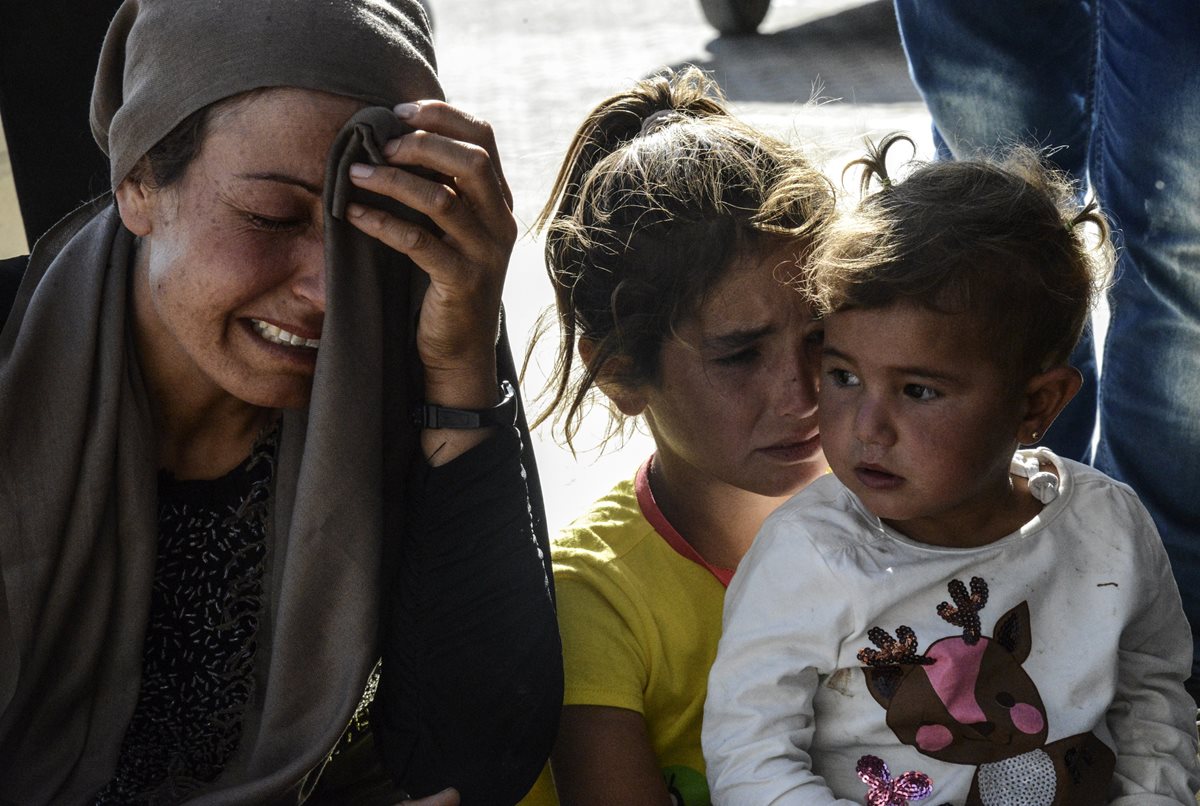 Familiares lloran afuera de un hospital en Suruc, Siria, después que islamistas cometieran un atentado en donde murieron 20 civiles el jueves último. (Foto Prensa Libre: AFP).