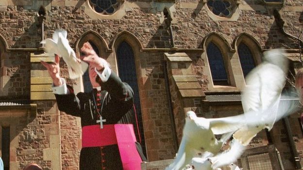 El arzobispo de Adelaide, Philip Wilson, frente a la catedral de la ciudad, en 2002. GETTY IMAGES