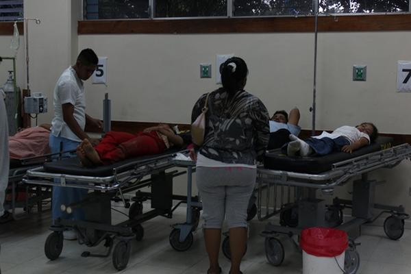 Madre de menor herido por una bala perdida cuida a su hijo en el hospital de la cabecera de Escuintla. (Foto Prensa Libre: Melvin Sandoval) <br _mce_bogus="1"/>