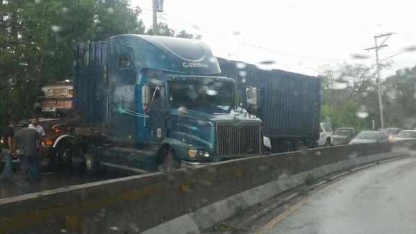 En la ruta a El Salvador, la colisión de un tráiler genera congestionamiento, además de la lluvia que cae en el sector. (Foto Prensa Libre: @DaliaSantos)