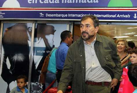 El diplomático paraguayo Víctor Casartelli -centro- llega en el aeropuerto de Asunción. (Foto Prensa Libre: EFE)