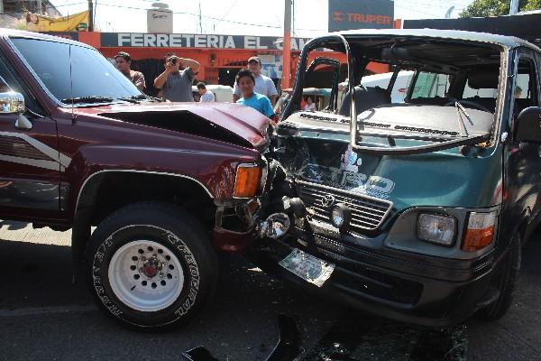 Vecinos de Mazatenango  observan los vehículos chocados.