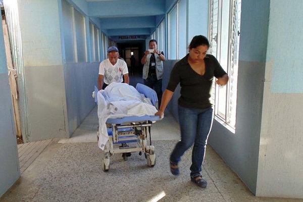 Empleados del hospital trasladan el cadáver de Natalia Realique, quien murió atropellada en Jalapa. (Foto Prensa Libre: Hugo Oliva)