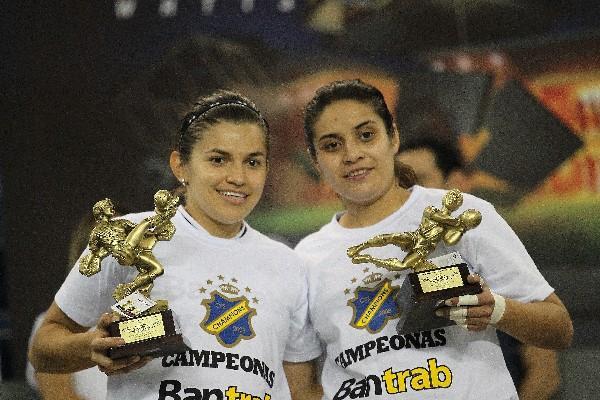 Wendy Pineda, goleadora del torneo con 28 tantos, posa con Sandy Escobar, quien  fue la portera menos vencida —recibió 20 goles —. (Foto Prensa Libre: Óscar Felipe)