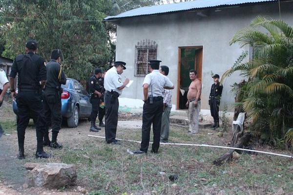 Autoridaes frente a la vivienda donde se halla cadáver con un balazo de hombre, en San Benito, Petén. (Prenasa Libre: Rigoberto Escobar)<br _mce_bogus="1"/>