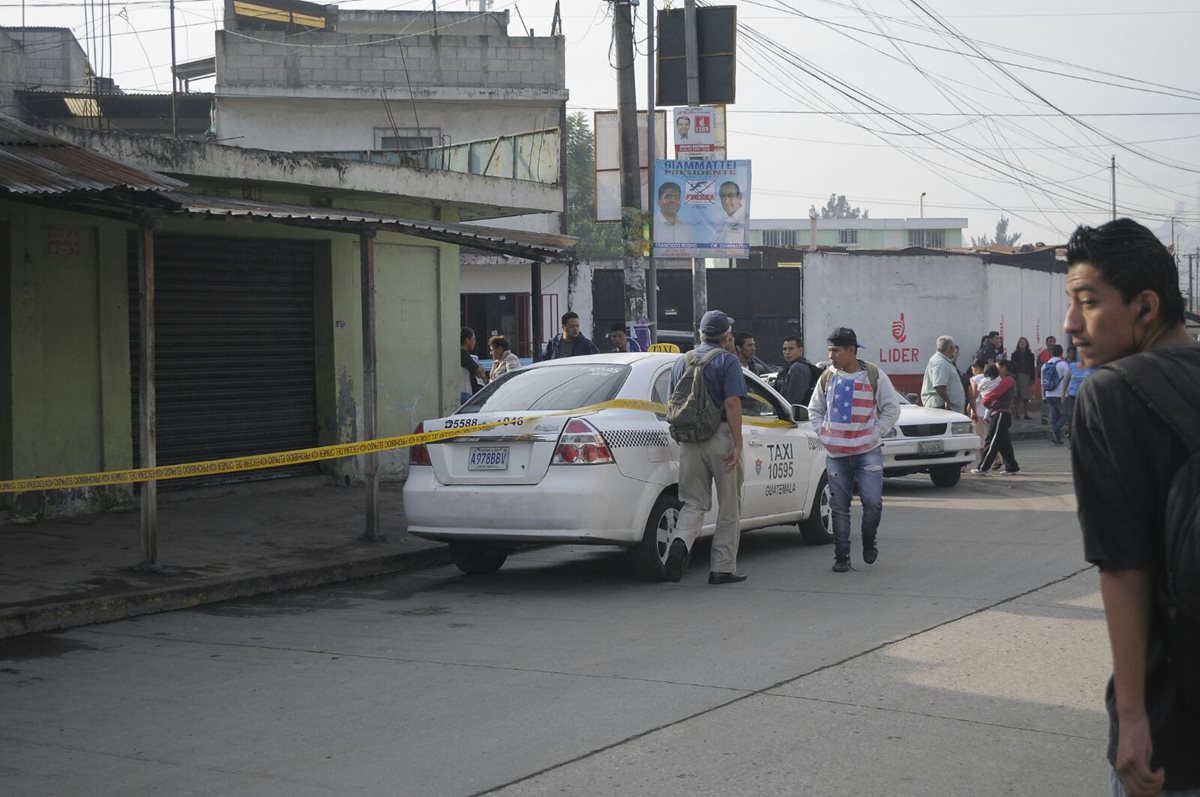 Un taxista murió luego de un ataque armado ocurrido en la zona 12 de Villa Nueva. (Foto Prensa Libre: Erick Ávila)