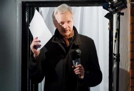 El fundador de Wikileaks, Julian Assange, sale al balcón de la embajada de Ecuador en Londres el 20 de diciembre de 2012. (Foto Prensa Libre: AFP)