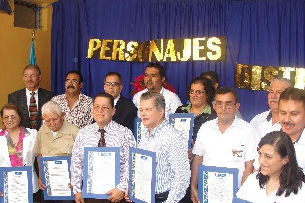 Los homenajeados muestran la resolución entregada por  la Dideduc de Chiquimula.