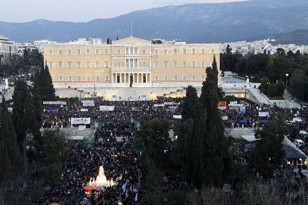 Millares de personas manifestaron ayer domingo en Atenas en contra de las medidas impuestas por los acrredores internacionales. (Foto Prensa Libre: EFE)