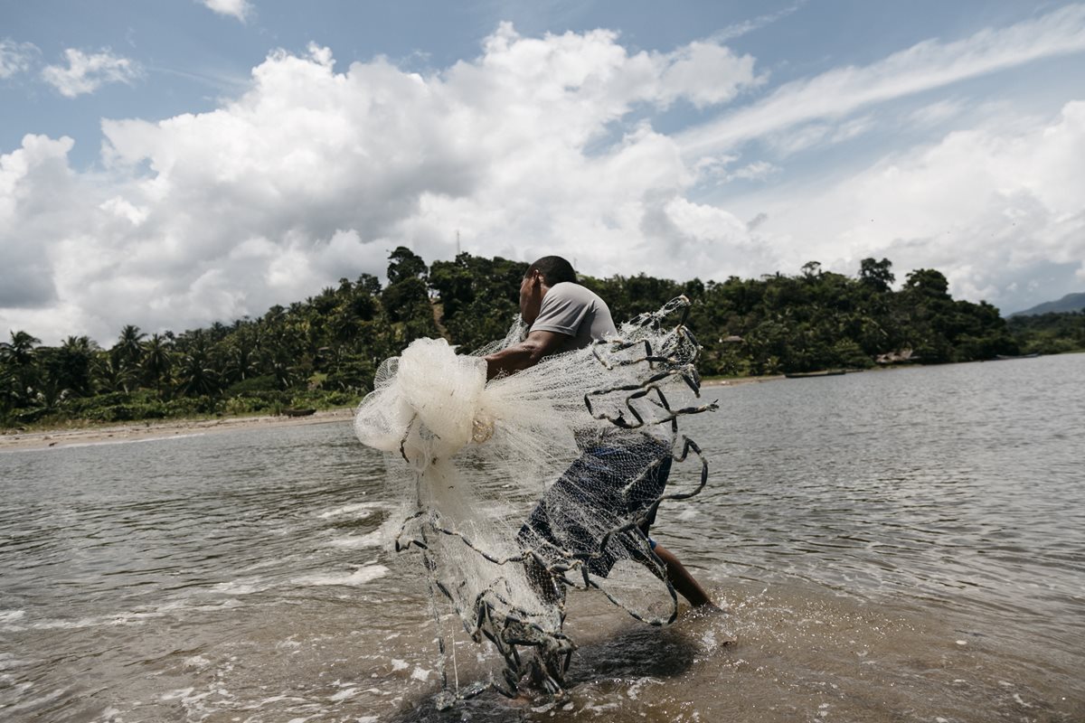 Un pescador en Calovébora, el secreto mejor guardado del Caribe panameño.