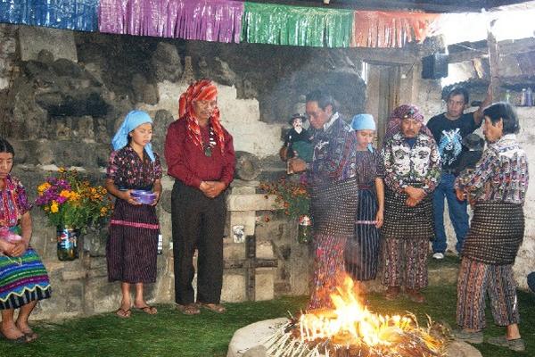 Integrantes de la cofradía de Maximón celebran   una ceremonia en su honor.