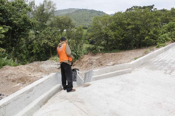 Personal de la Conred evalúa proyecto suspendido por grietas que causó la correntada.