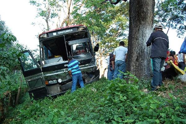 El autobús extraurbano y el picop se salieron de la carretera tras el percance.