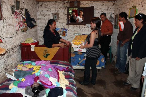 estudiantes  del Centro Universitario de Sur Oriente entregan ayuda a la familia Revolorio Vásquez, en Mataquescuintla.