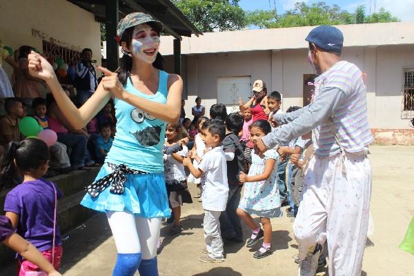 La  Procuraduría  de los Derechos  Humanos festeja  a niños del área  rural de  la cabecera  de Jutiapa.