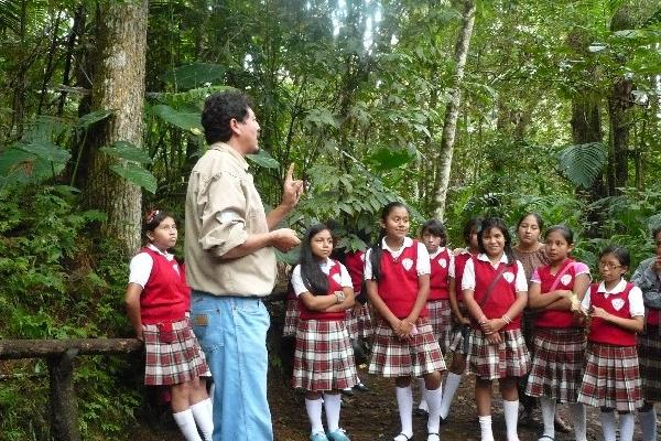 Ambientalista explica a estudiantes temas ecológicos.