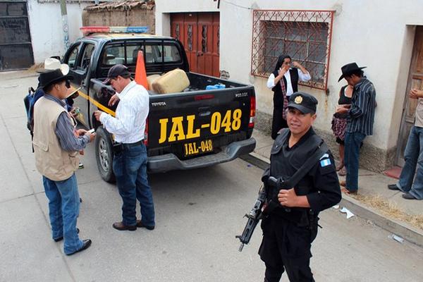 Miembros de la PNC llevaron el cadáver a la morgue del Inacif. (Foto Prensa Libre: Hugo Oliva)<br _mce_bogus="1"/>