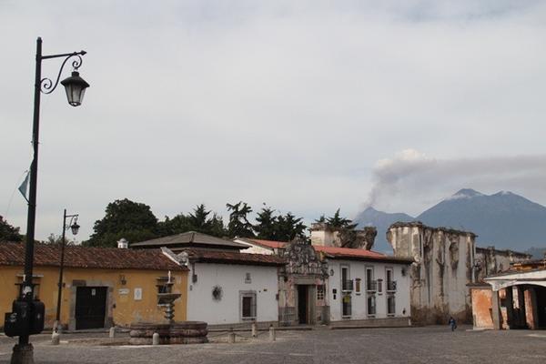 Vista del  barrio  La Concepción, uno de los  más populares de la ciudad colonial, debido a que es la salida hacia la capital. (Foto Prensa Libre: Miguel López)