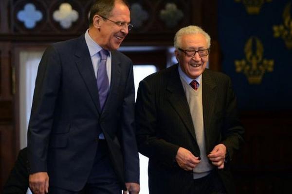 Lajdar Brahimi (d), junto al ministro de Exteriores ruso, Serguei Lavrov. (Foto Prensa Libre: AFP)