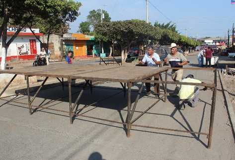 Pobladores de San José La Máquina, instalan una tarima para festejar la creación del municipio (Foto Prensa Libre: Danilo López)