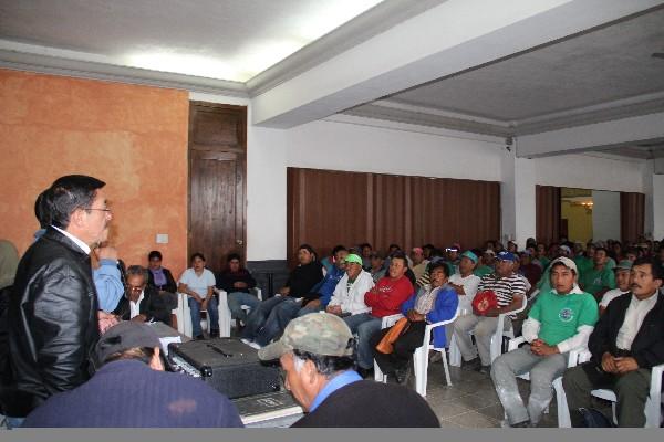 Sindicalistas de la  Municipalidad de  Antigua se reúnen para discutir la situación laboral.