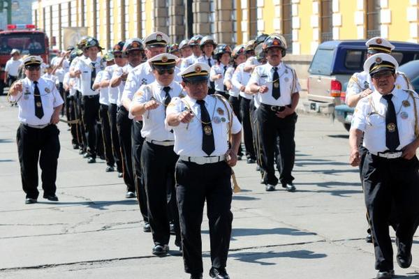 Los rescatistas desfilaron por varias calles de Xelajú. (Foto Prensa Libre: Carlos Ventura)<br _mce_bogus="1"/>