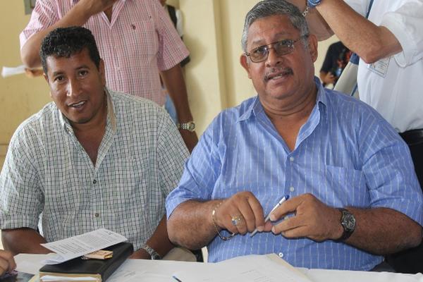 El alcalde de Pasaco, Jutiapa, Lázaro Contreras (de camisa celeste) hizo la denuncia este miércoles. (Foto Prensa Libre: Óscar González)