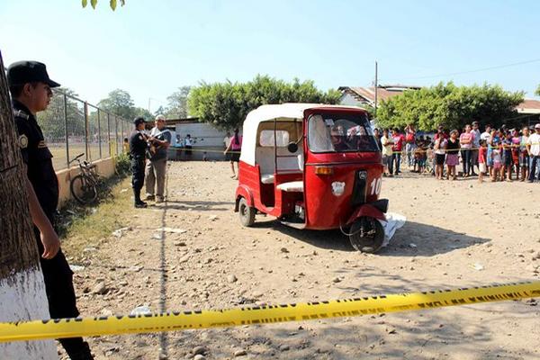 La Policía Investiga el crimen. (Foto Prensa Libre: Rolando Miranda).