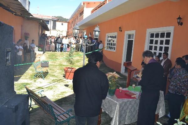 Sacerdote bendice instalaciones de comuna de Sololá, antes del acto de inauguración.