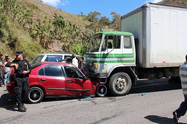 Un automóvil sedán y un camión con placas oficiales se impactaron de frente en una carretera del oriente del país. (FOTO PRENSA LIBRE: Hugo Oliva)<br _mce_bogus="1"/>