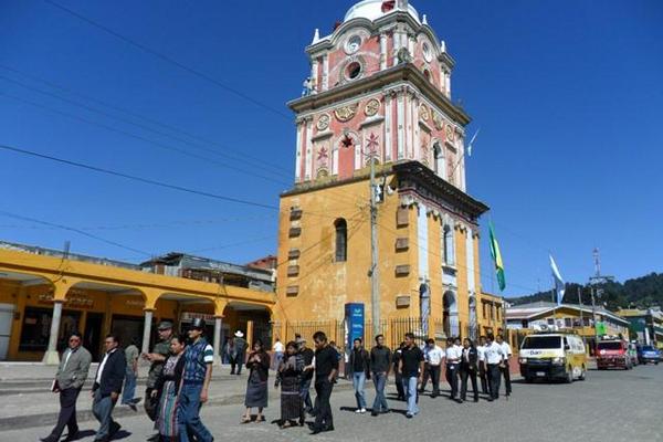 Desfile recorrió varias calles de la cabecera. (Foto Prensa Libre: Ángel Julajuj)<br _mce_bogus="1"/>