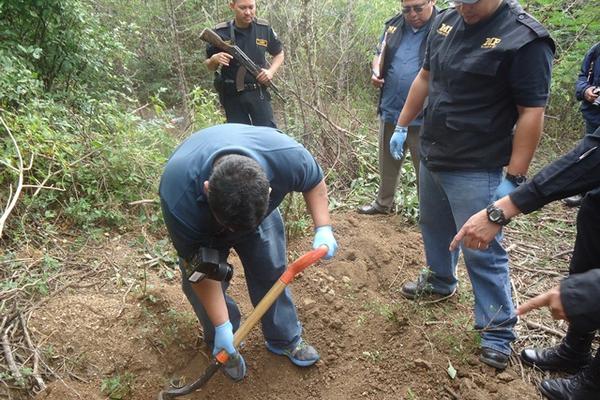 Investigadores trabajan en el lugar donde fue encontrada la osamenta de una mujer, en Chiquimula. (Foto Prensa Libre: Edwin Paxtor) <br _mce_bogus="1"/>