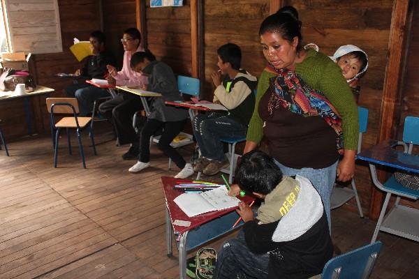 Estudiantes reciben atención  en una de las viviendas que les proporcionó la comuna.